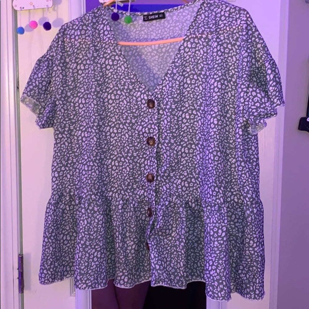 CUTE BUTTON TOP